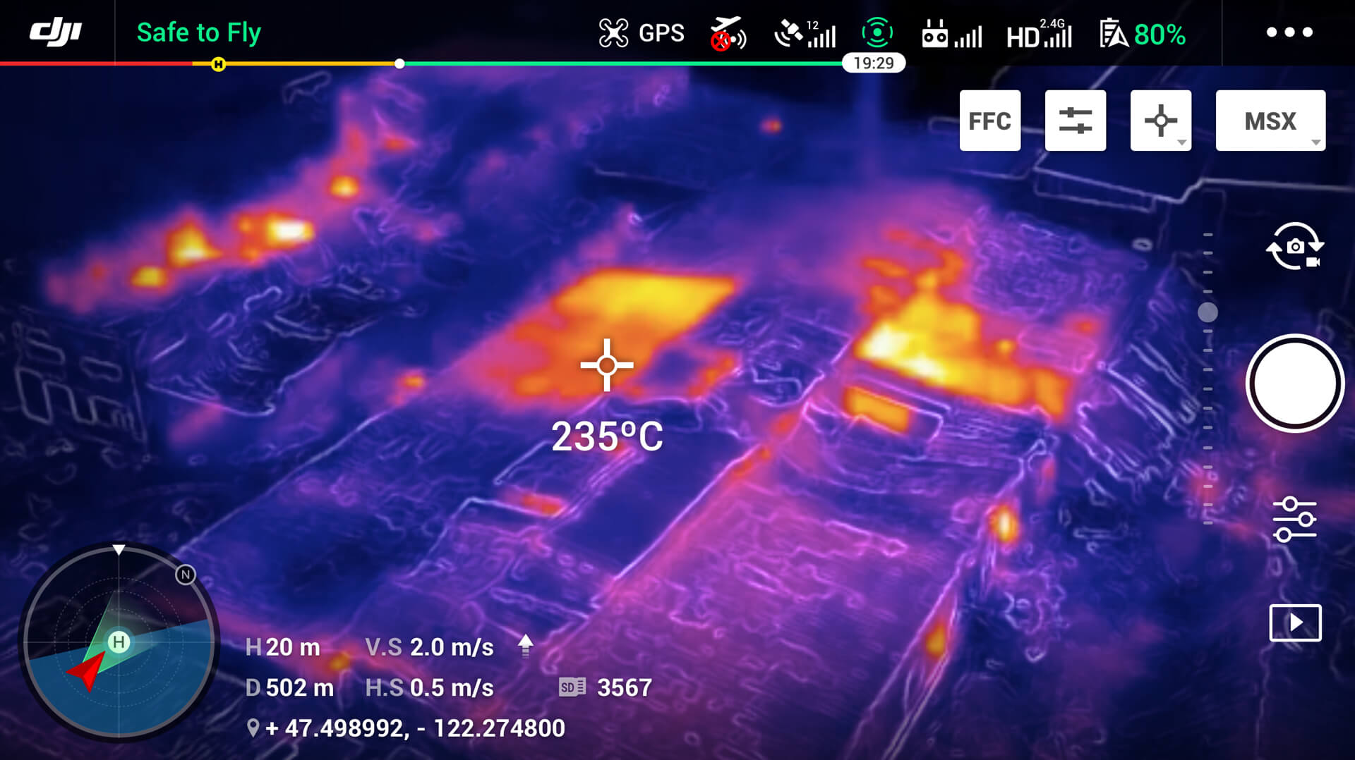 建物の上空から赤外線カメラを使って温度を確認